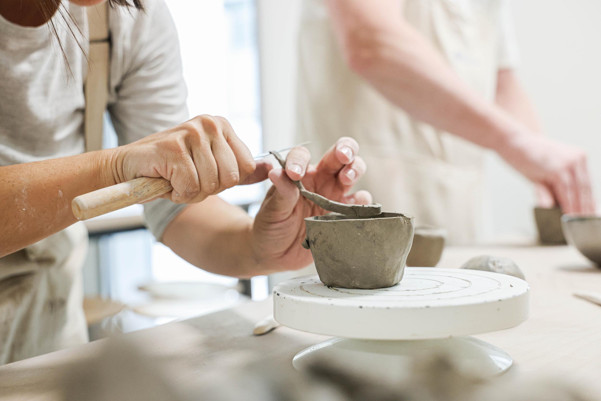 Modelez et décorez votre duo de bols en céramique