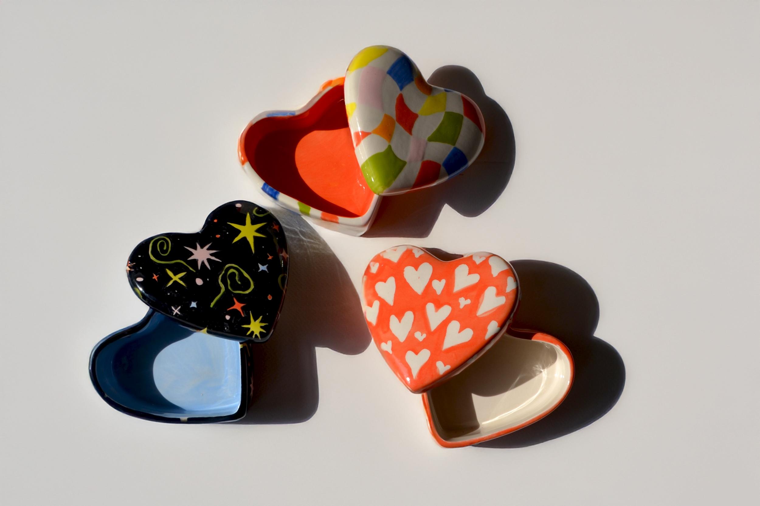 Décorez votre boîte en forme de coeur en céramique