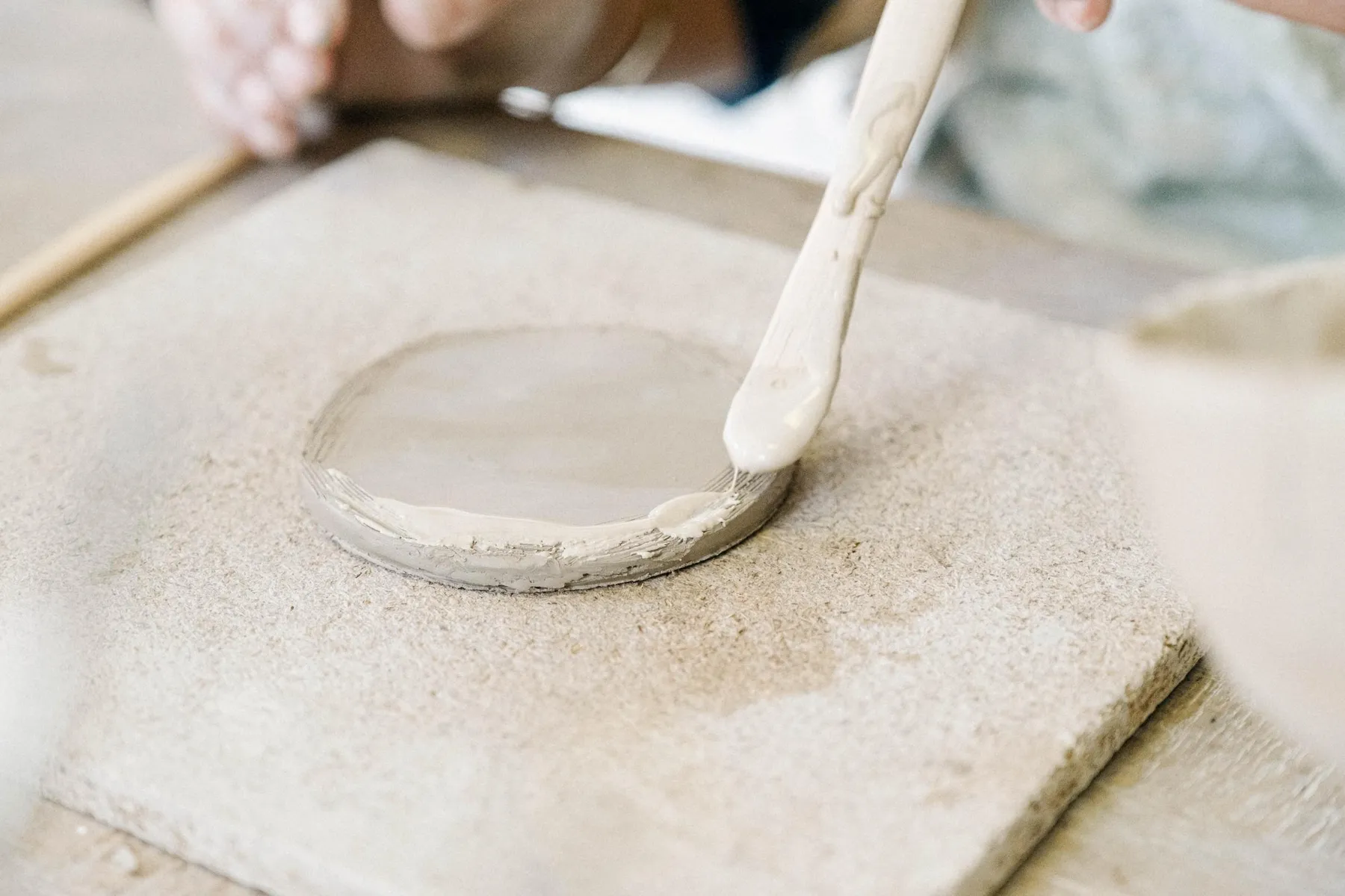 Design and decorate your ceramic flowerpot - Image n°1 - Wecandoo