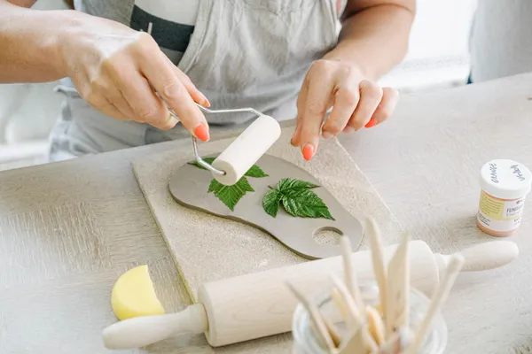 Créez et décorez deux planches à apéro en céramique - Image n°1 - Wecandoo