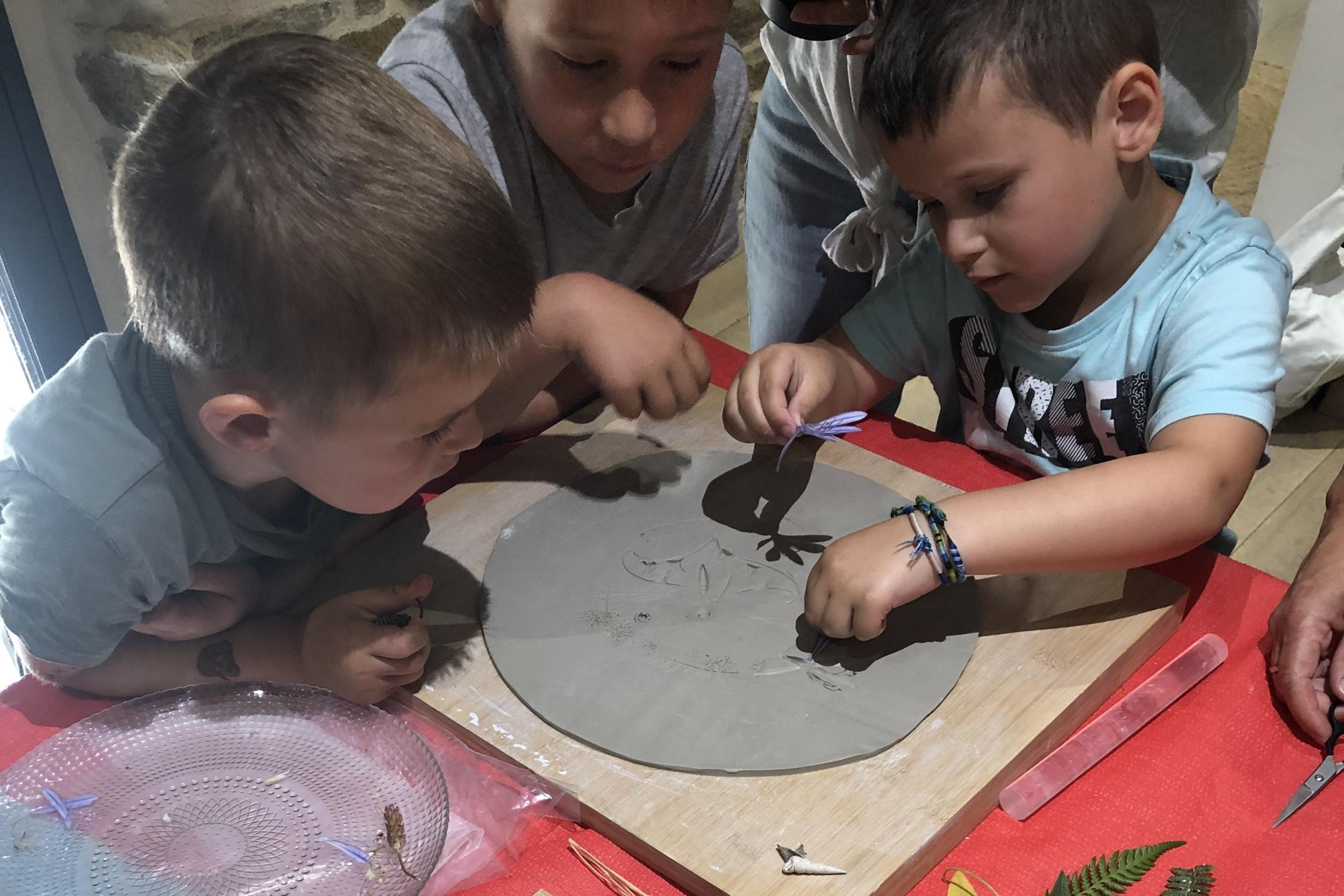 Modelez et décorez votre pièce en céramique en duo avec votre enfant accompagnés par Clarisse - Image n°2 - Wecandoo