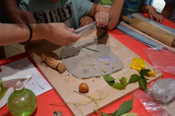 Modelez et décorez votre pièce en céramique en duo avec votre enfant accompagnés par Clarisse - Image n°5 - Wecandoo