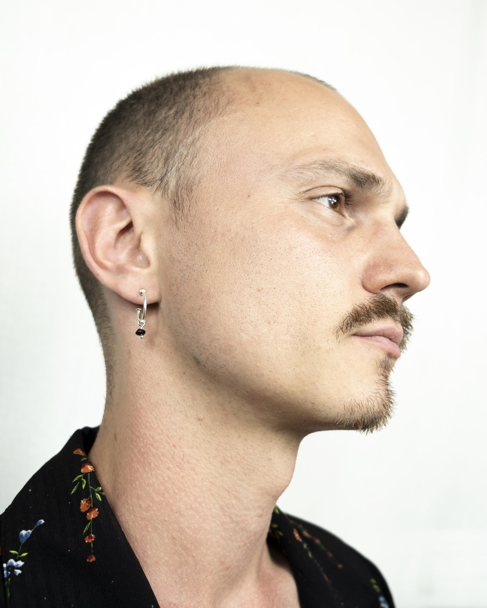 Réalisez votre paire de boucles d'oreilles créoles en argent 925 avec Hugo - Image n°2 - Wecandoo