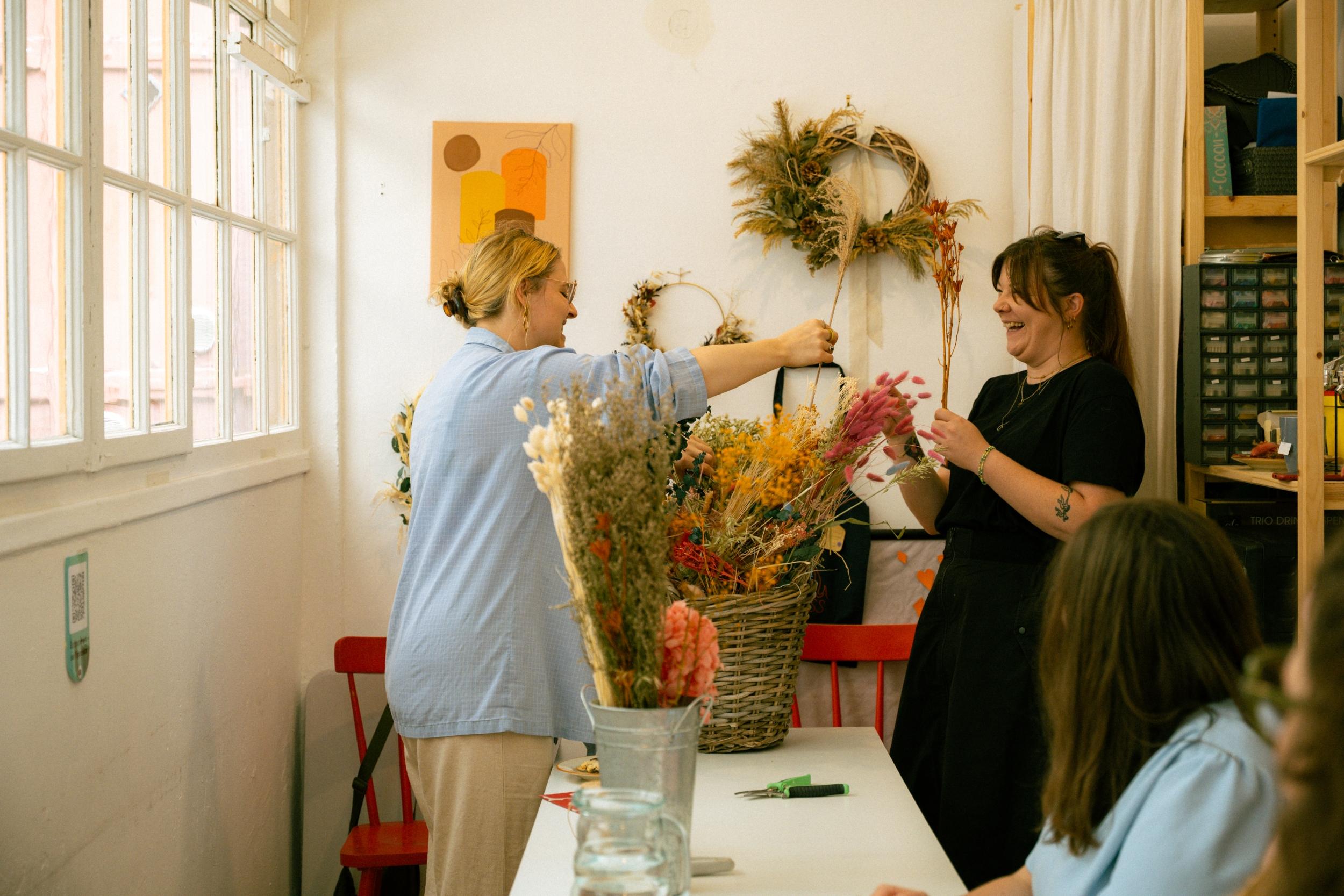 Confectionnez votre bouquet de fleurs séchées avec Laurence, à Strasbourg - Image n°7 - Wecandoo