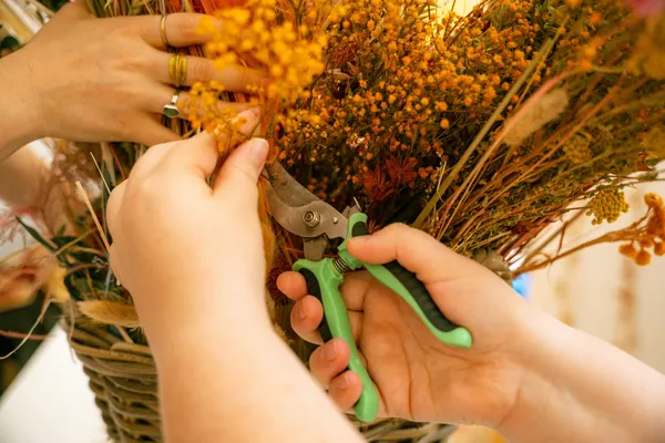 Confectionnez votre bouquet de fleurs séchées avec Laurence, à Strasbourg - Image n°2 - Wecandoo