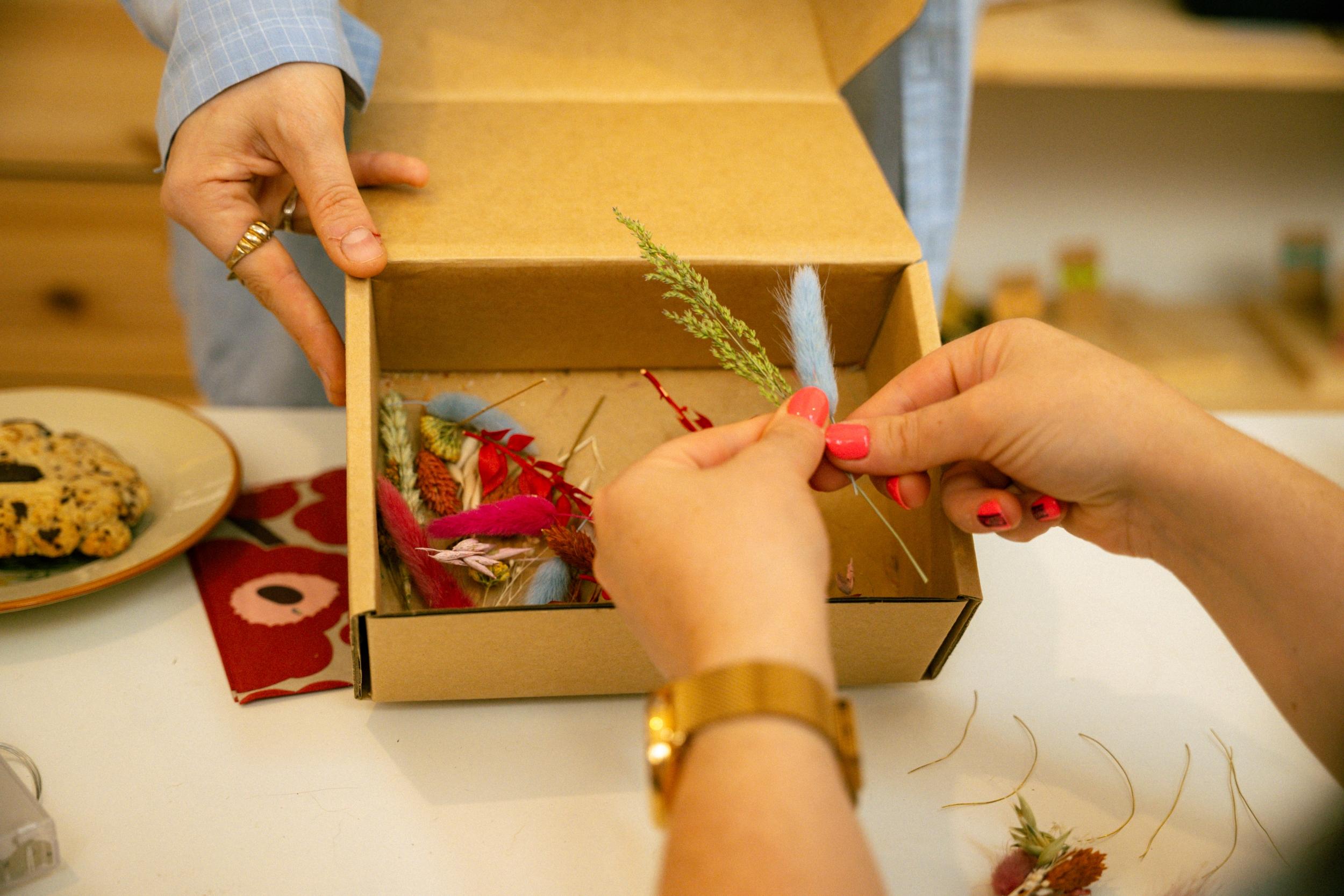Confectionnez votre guirlande de fleurs séchées avec Laurence, à Strasbourg - Image n°8 - Wecandoo