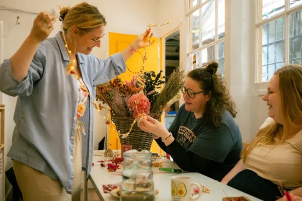 Confectionnez votre guirlande de fleurs séchées avec Laurence, à Strasbourg - Image n°2 - Wecandoo