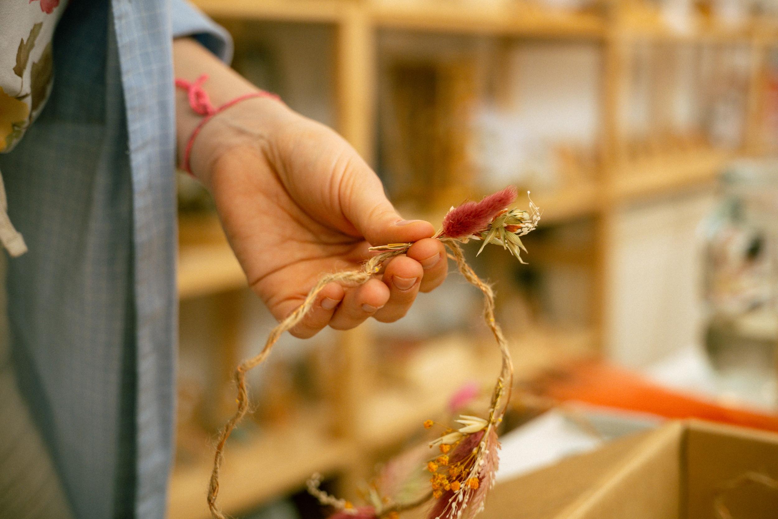 Confectionnez votre guirlande de fleurs séchées avec Laurence, à Strasbourg - Image n°10 - Wecandoo