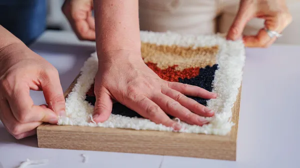 Réalisez votre cadre en tufting avec Lola - Image n°5 - Wecandoo