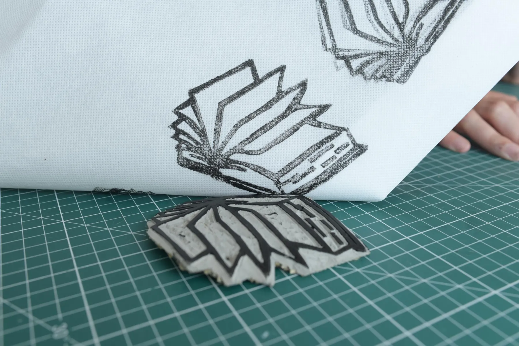 Linogravez votre motif et imprimez votre tote-bag avec Chloé - Image n°4 - Wecandoo