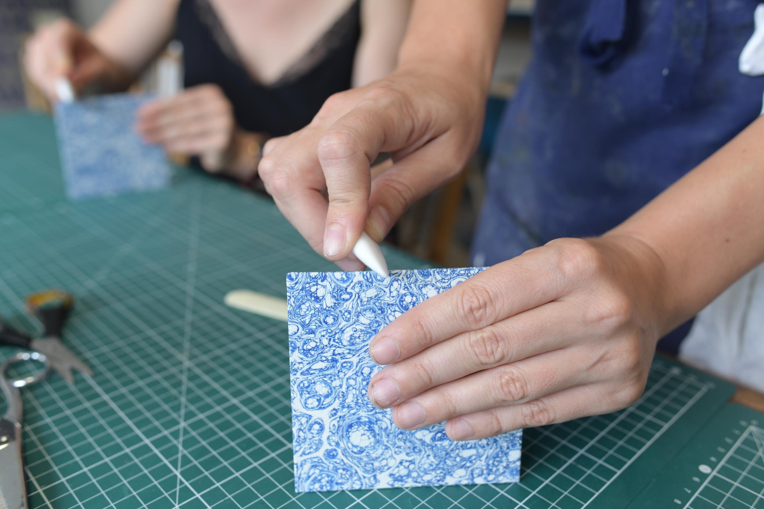 Fabriquez votre carnet pliant origami en duo avec votre enfant accompagnés par Chloé - Image n°6 - Wecandoo