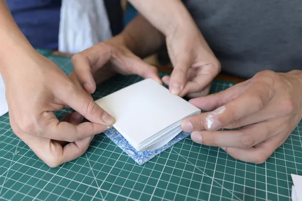 Fabriquez votre carnet pliant origami en duo avec votre enfant accompagnés par Chloé - Image n°2 - Wecandoo