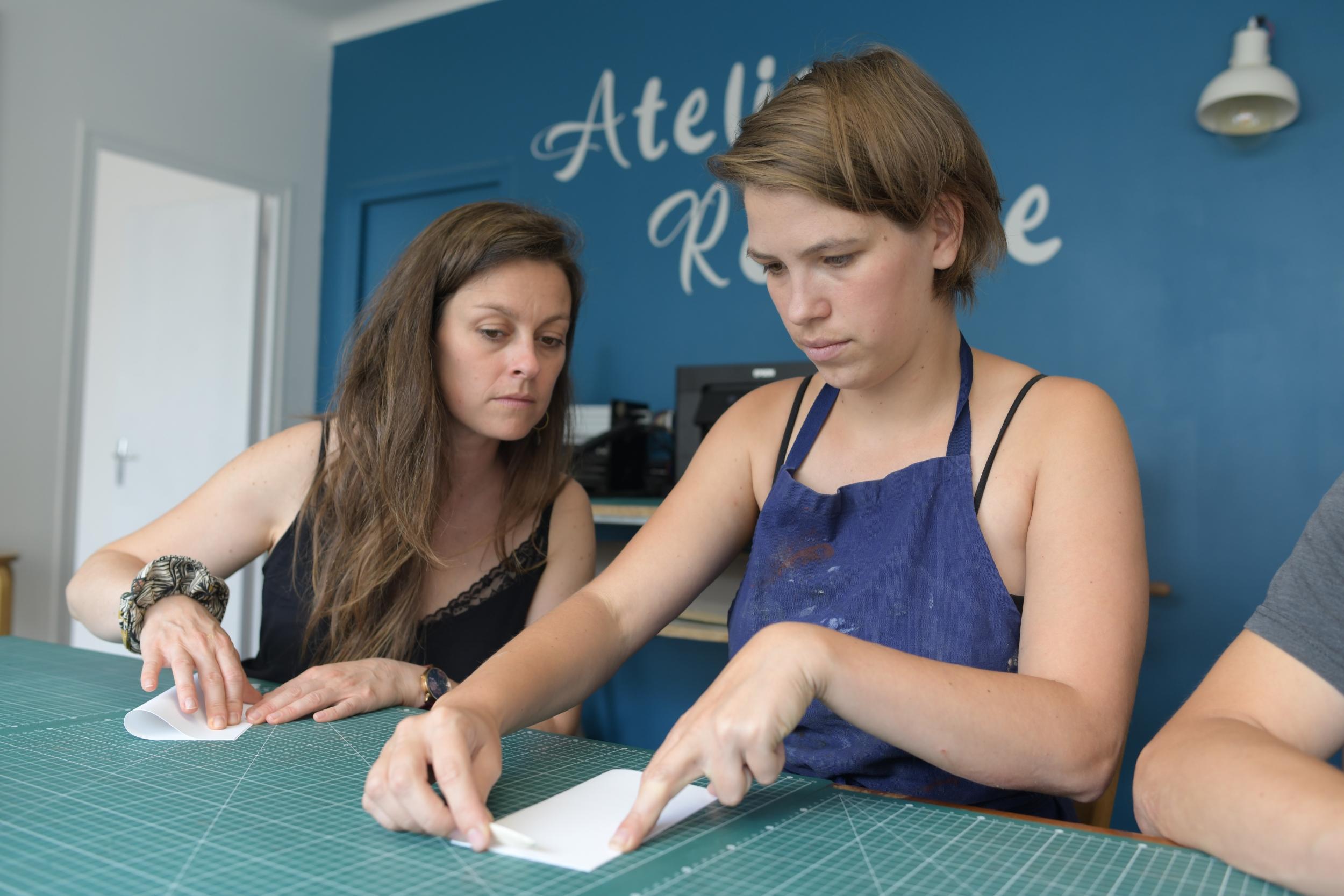 Fabriquez votre carnet pliant origami en duo avec votre enfant accompagnés par Chloé - Image n°9 - Wecandoo