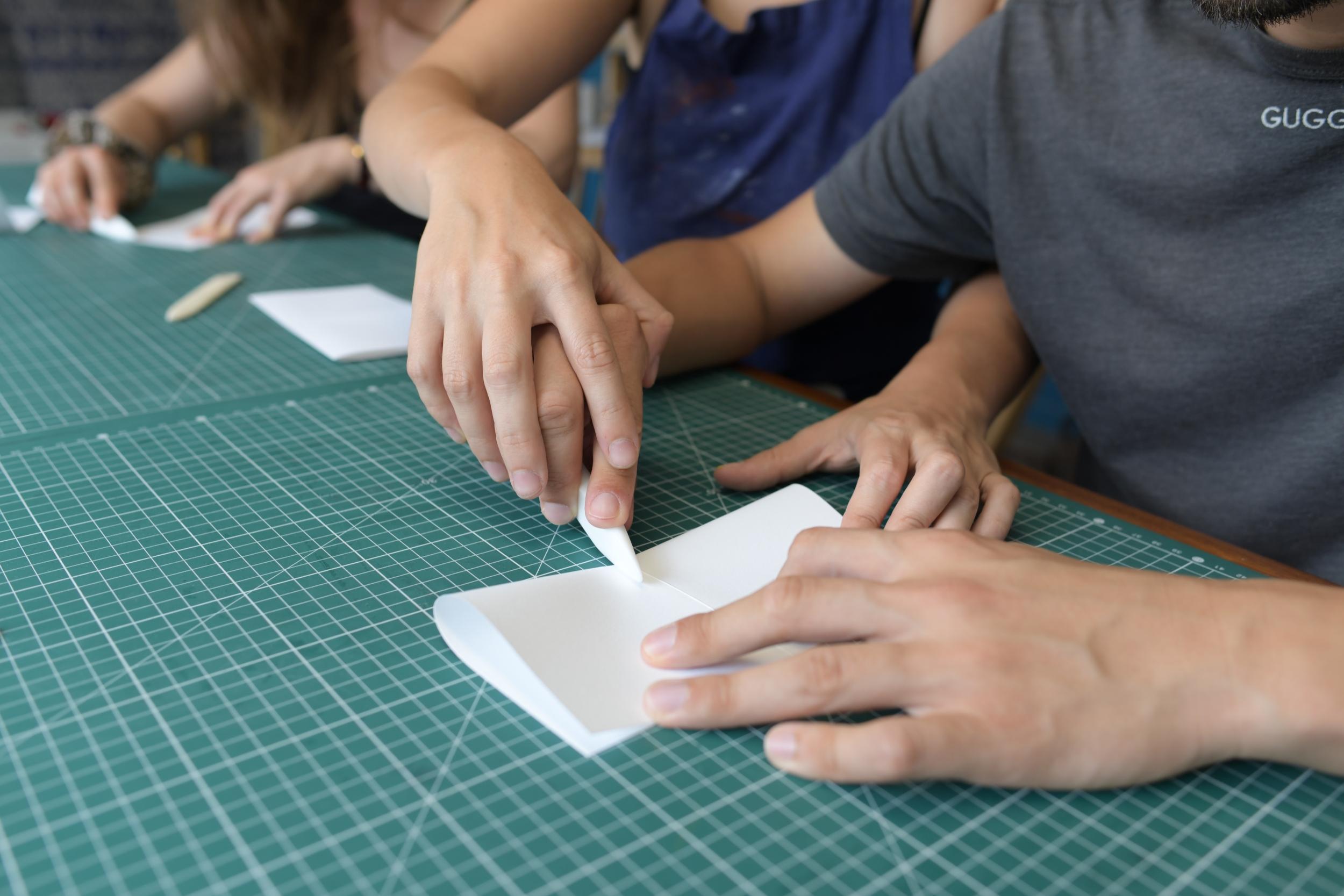 Fabriquez votre carnet pliant origami en duo avec votre enfant accompagnés par Chloé - Image n°11 - Wecandoo