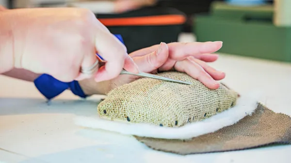 Initiez-vous à la tapisserie en réalisant un porte-aiguilles - Image n°3 - Wecandoo