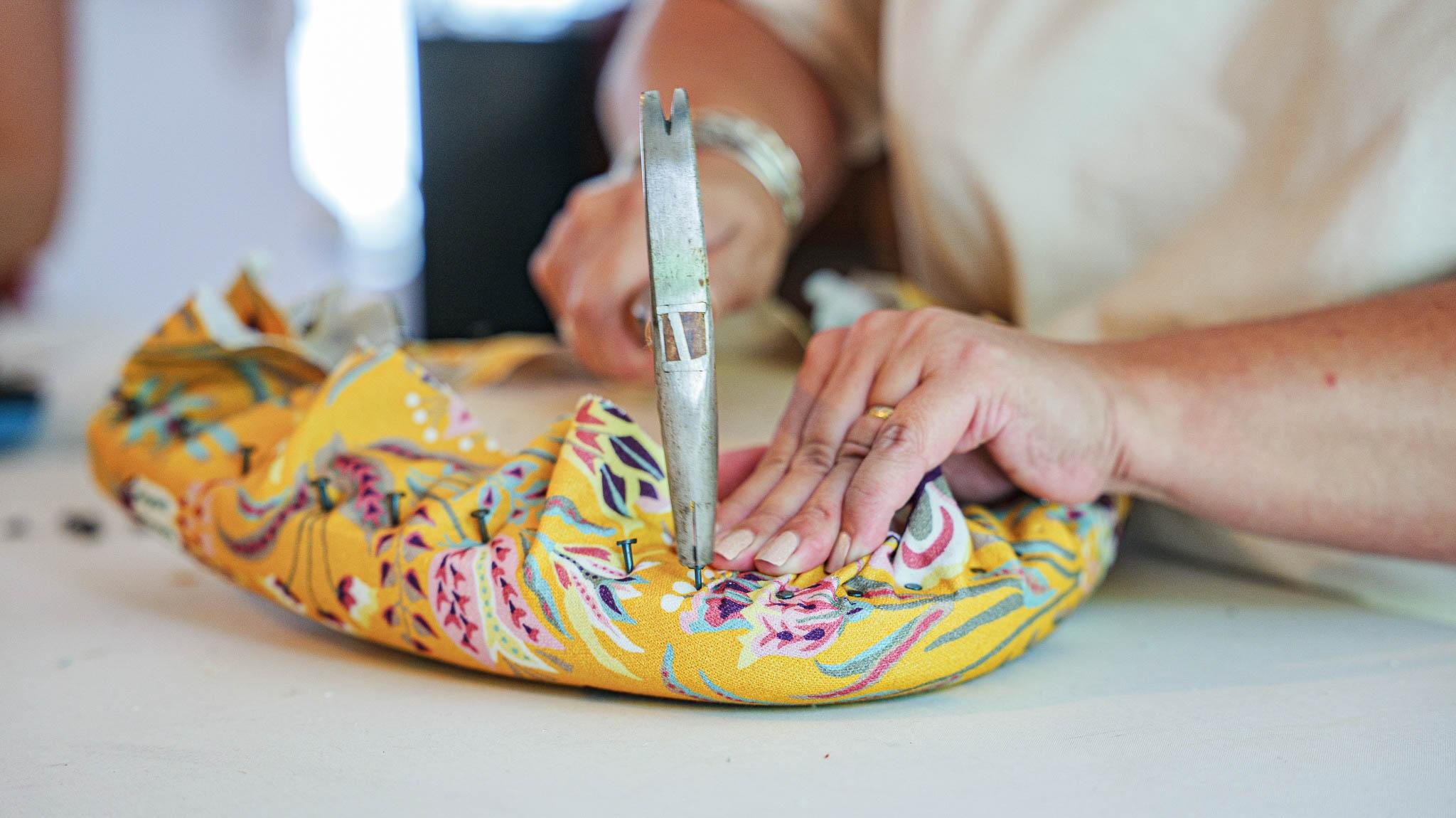 Tapissez votre tabouret avec Caroline - Image n°4 - Wecandoo