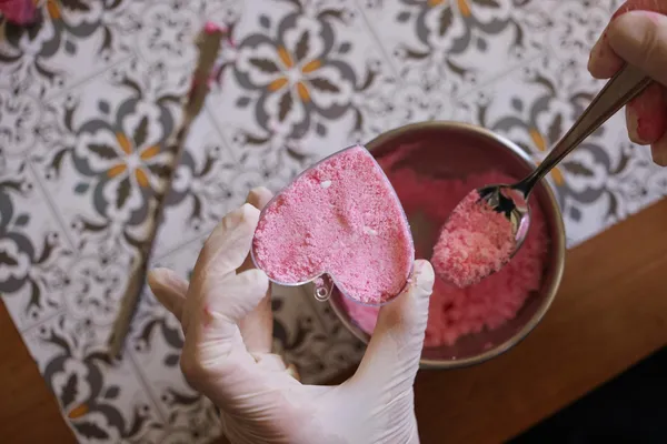 Créez vos bombes de bain et huiles pailletées en duo avec votre enfant accompagnés par Cécile - Image n°2 - Wecandoo