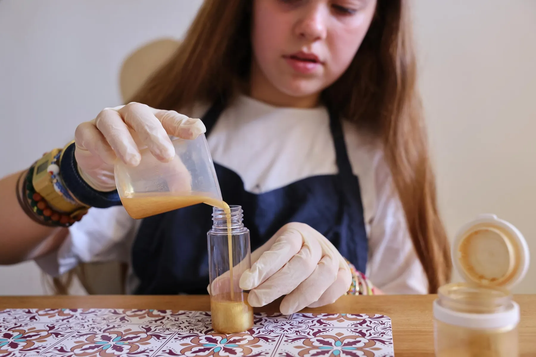 Créez vos bombes de bain et huiles pailletées en duo avec votre enfant accompagnés par Cécile - Image n°1 - Wecandoo