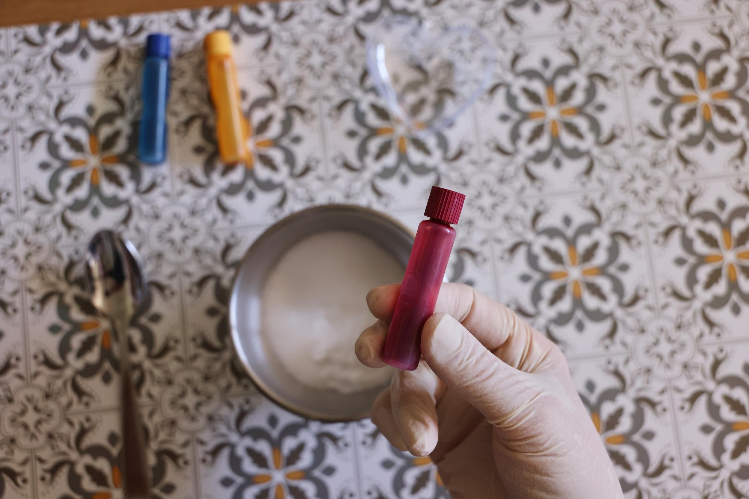 Créez vos bombes de bain et huiles pailletées en duo avec votre enfant accompagnés par Cécile - Image n°7 - Wecandoo