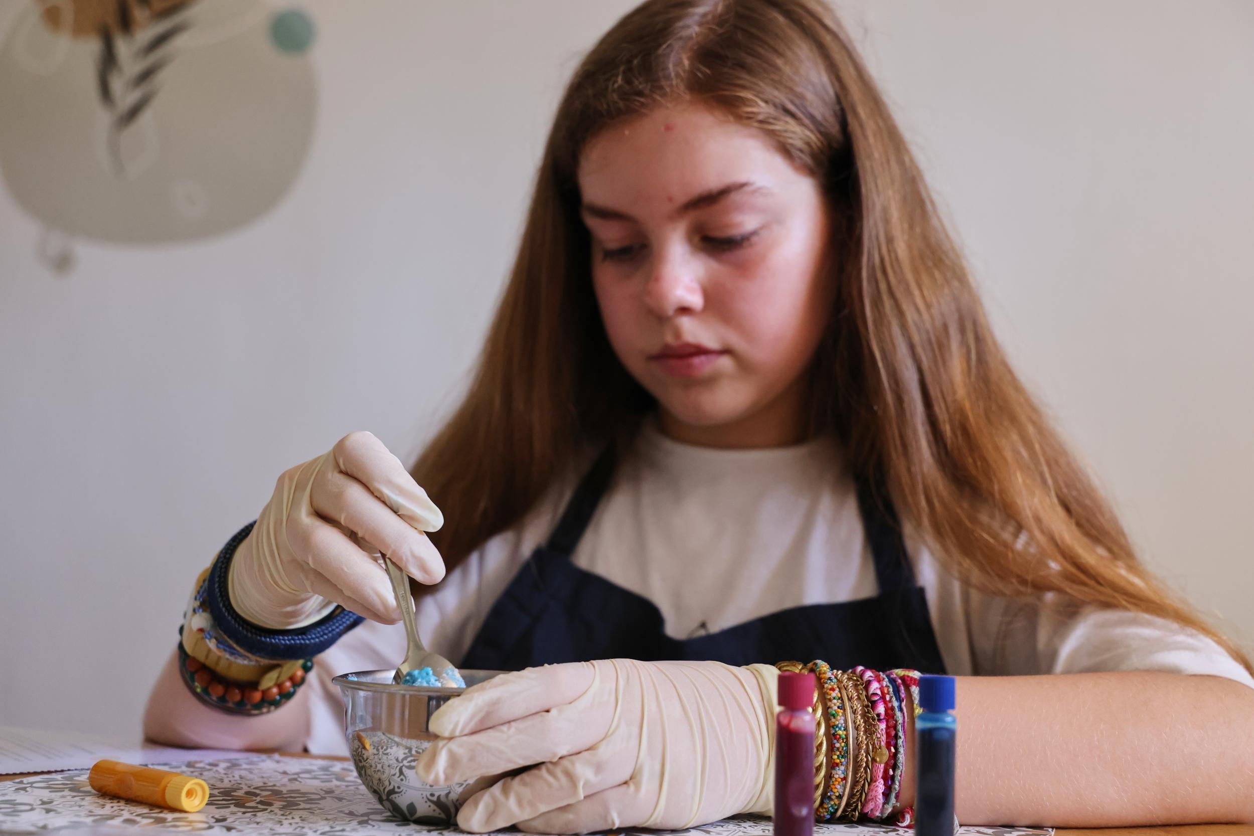 Créez vos bombes de bain et huiles pailletées en duo avec votre enfant accompagnés par Cécile - Image n°9 - Wecandoo