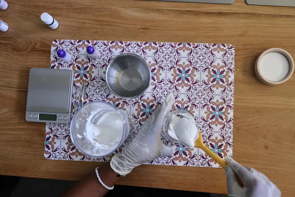 Réalisez votre baume fouetté corps et votre baume à lèvres avec Cécile - Image n°3 - Wecandoo