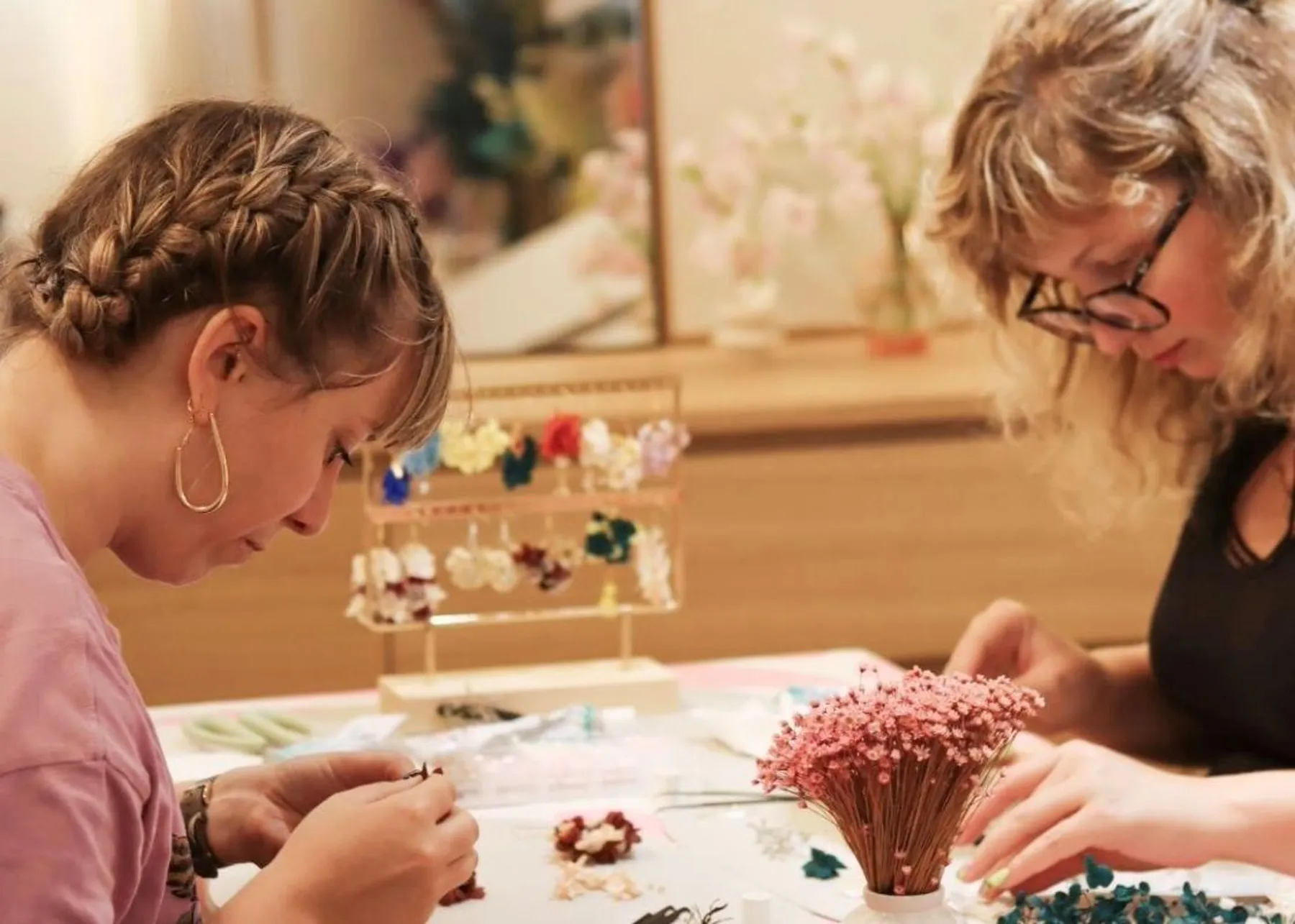 Créez vos boucles d'oreilles en fleurs stabilisées avec Mimi - Afbeelding nr. 2 - Wecandoo