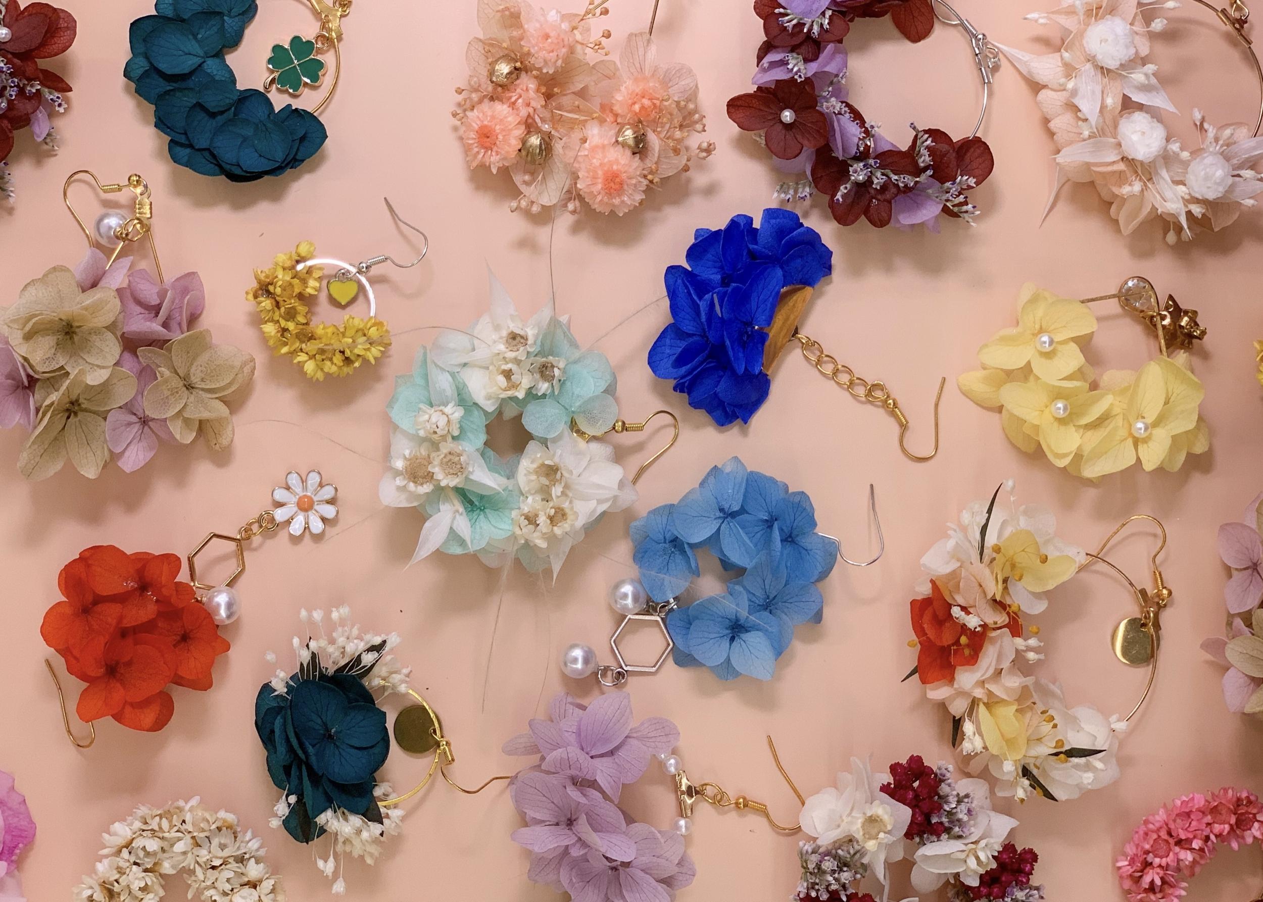 Créez vos boucles d'oreilles en fleurs stabilisées avec Mimi - Image n°3 - Wecandoo