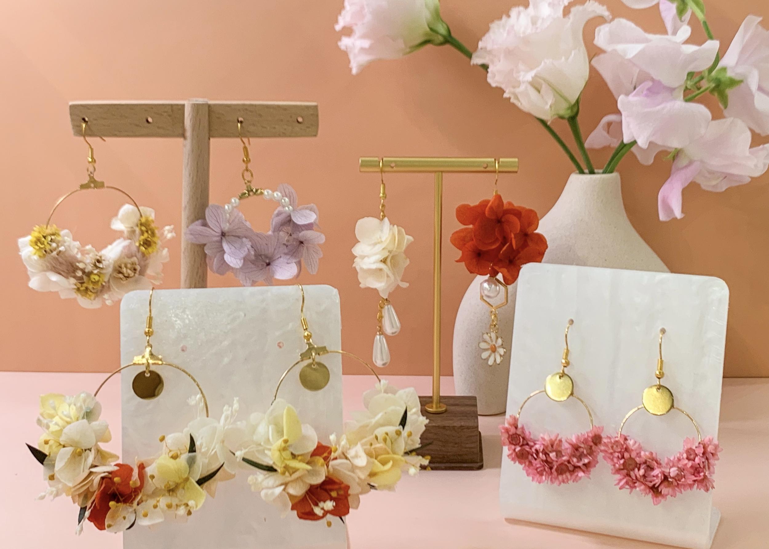 Créez vos boucles d'oreilles en fleurs stabilisées avec Mimi - Image n°1 - Wecandoo