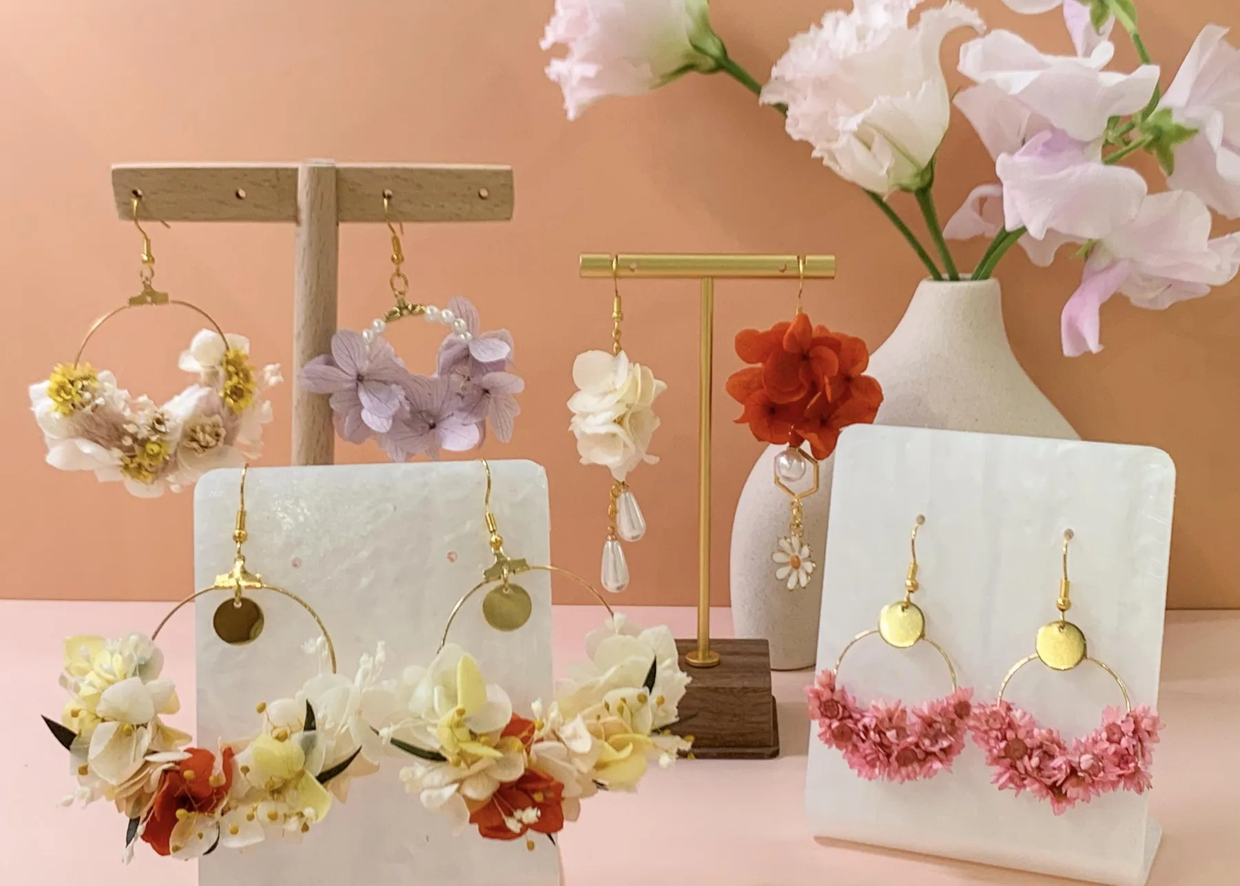 Créez vos boucles d'oreilles en fleurs stabilisées avec Mimi - Afbeelding nr. 1 - Wecandoo