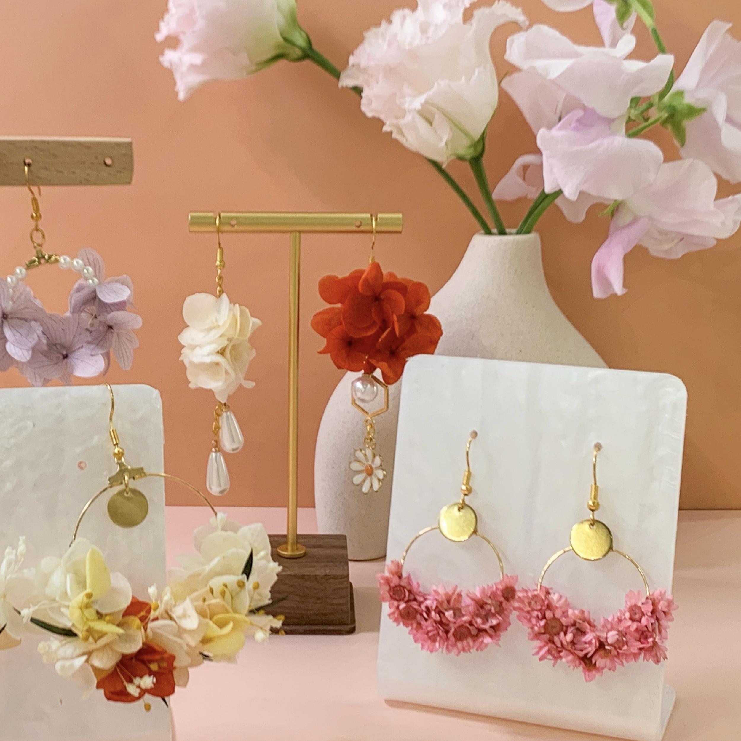 Créez vos boucles d'oreilles en fleurs stabilisées