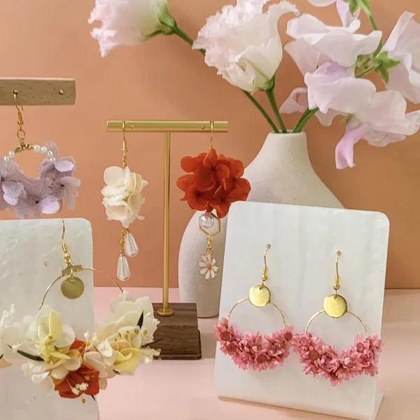 Créer vos boucles d'oreilles en fleurs stabilisées à Paris