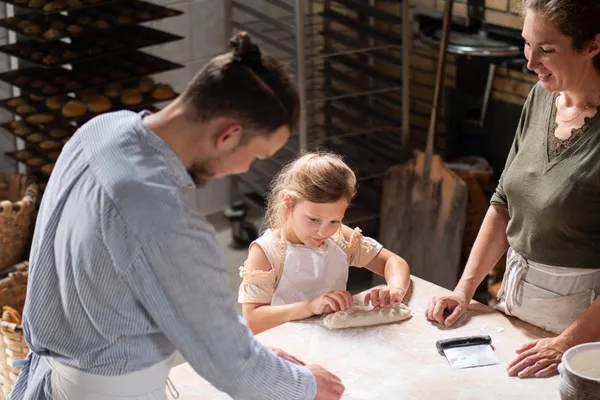 Vivez une journée dans la peau de paysans boulangers en duo avec votre enfant accompagnés par Aline - Image n°1 - Wecandoo