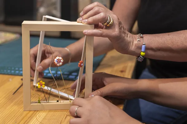 Fabriquez vos pique-fleurs en verre avec Armelle, à Bordeaux - Image n°4 - Wecandoo
