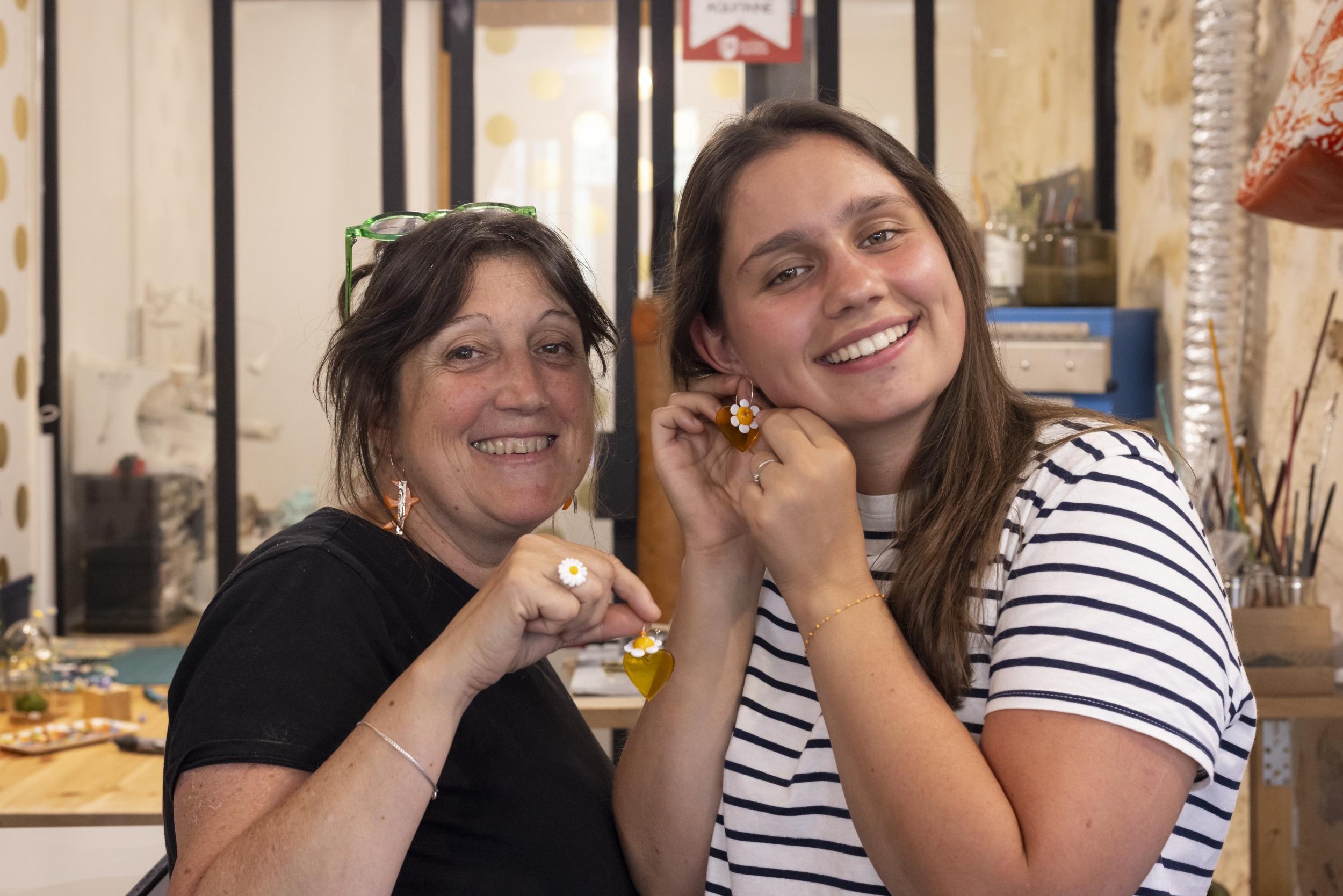 Fabriquez vos boucles d'oreilles en verre avec Armelle, à Bordeaux - Image n°10 - Wecandoo
