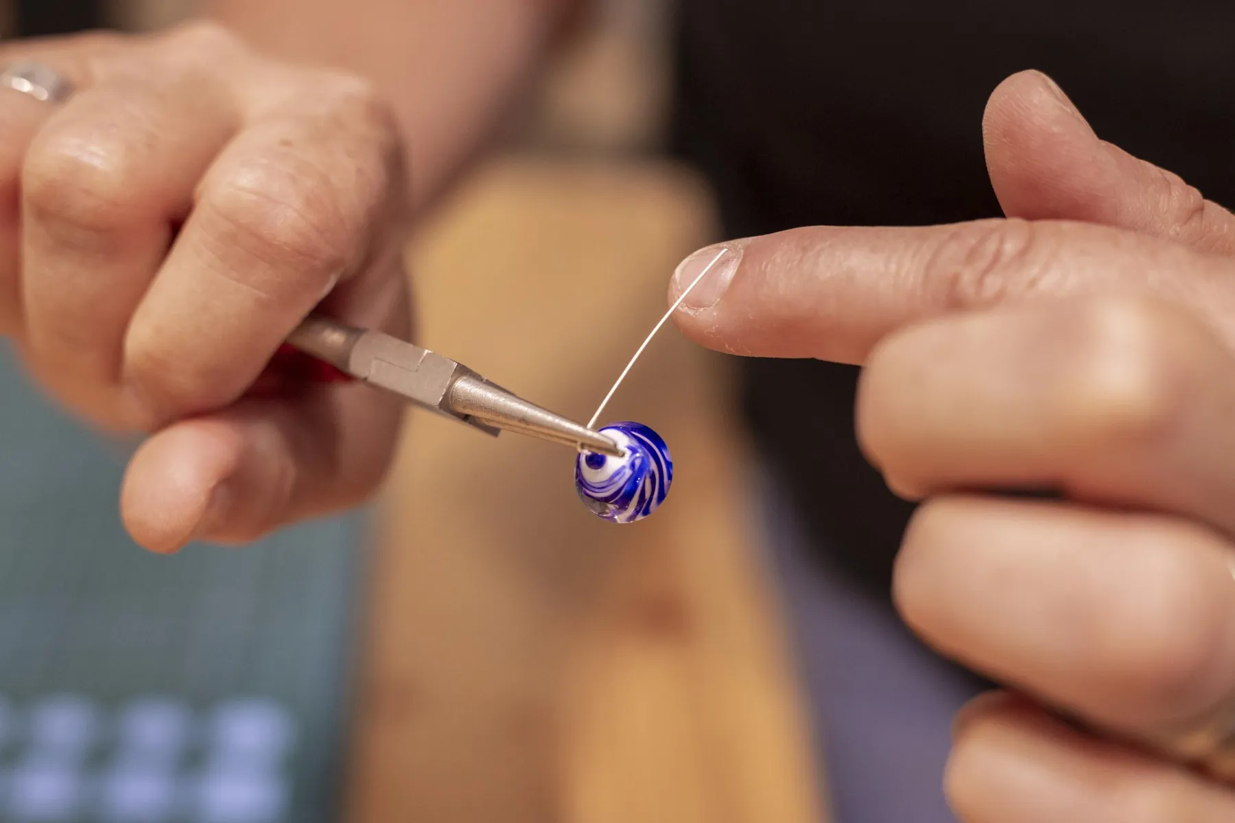 Fabriquez vos boucles d'oreilles en verre avec Armelle, à Bordeaux - Image n°5 - Wecandoo