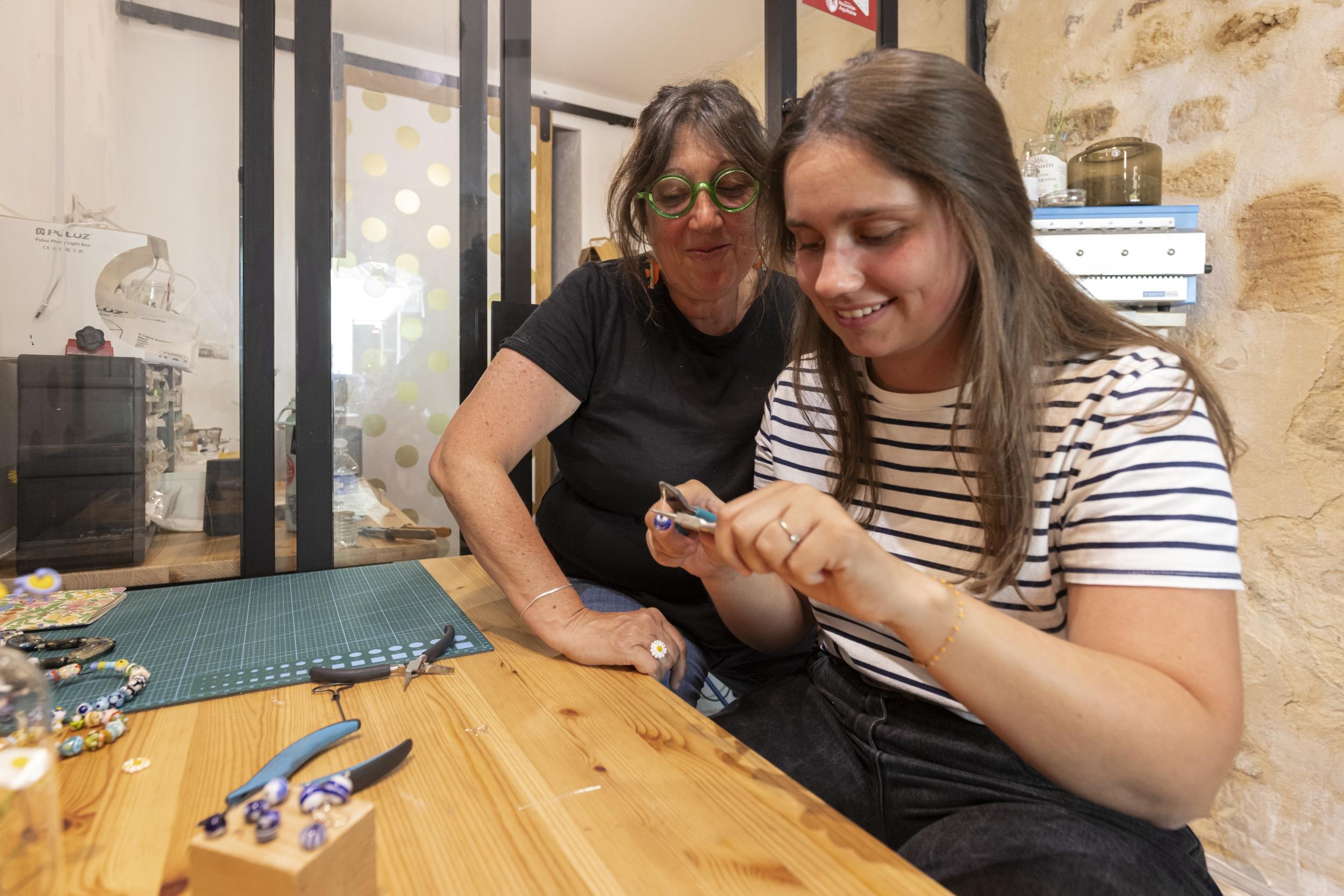 Fabriquez vos boucles d'oreilles en verre avec Armelle, à Bordeaux - Image n°6 - Wecandoo