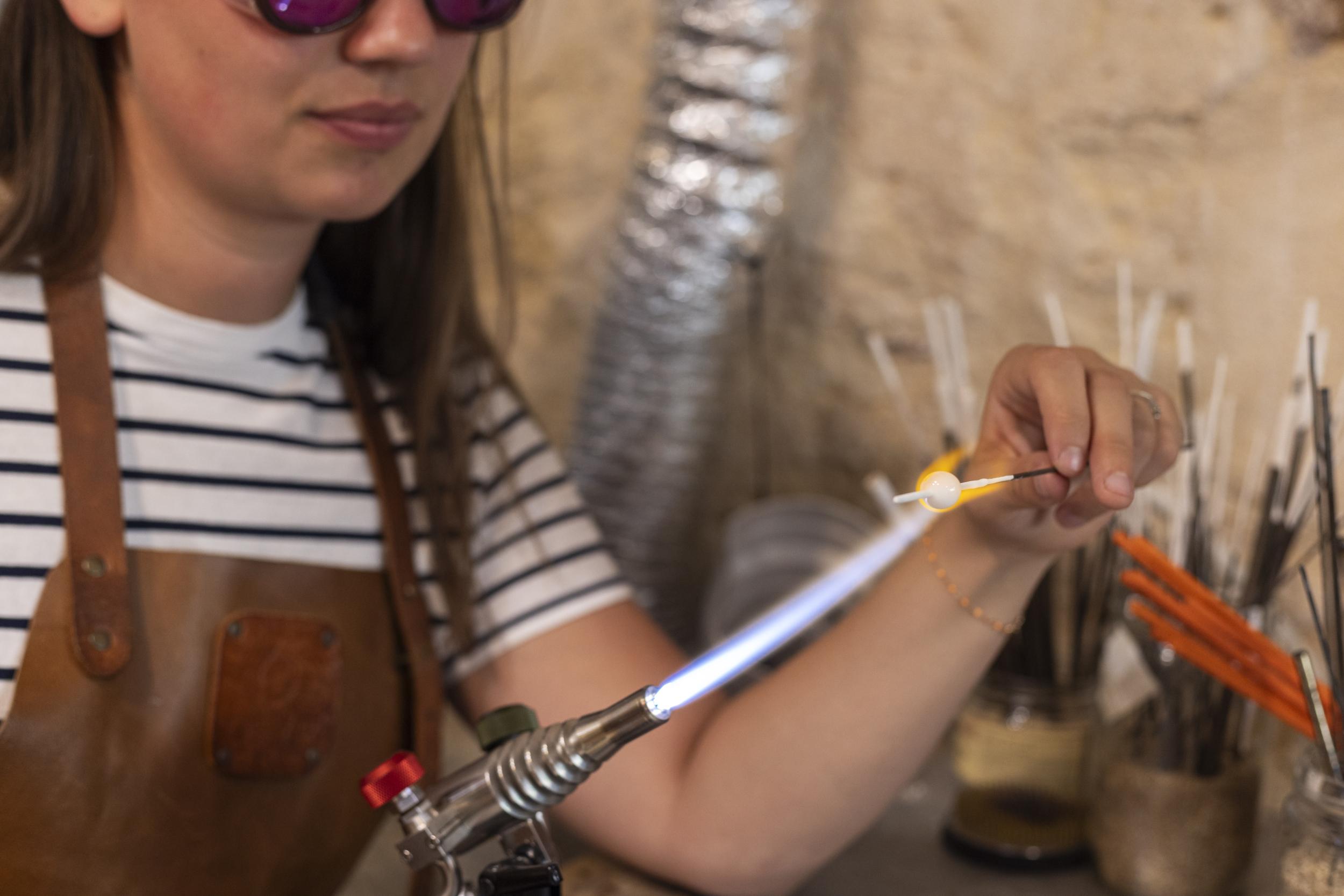 Fabriquez vos boucles d'oreilles en verre avec Armelle, à Bordeaux - Image n°9 - Wecandoo