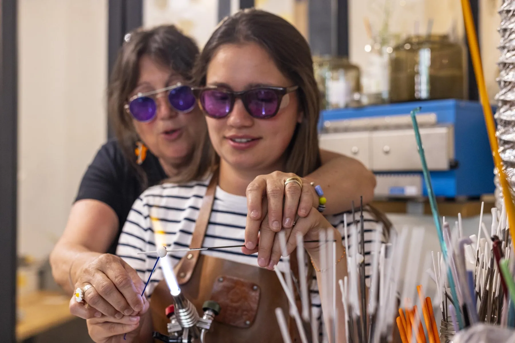 Fabriquez vos boucles d'oreilles en verre avec Armelle, à Bordeaux - Image n°3 - Wecandoo