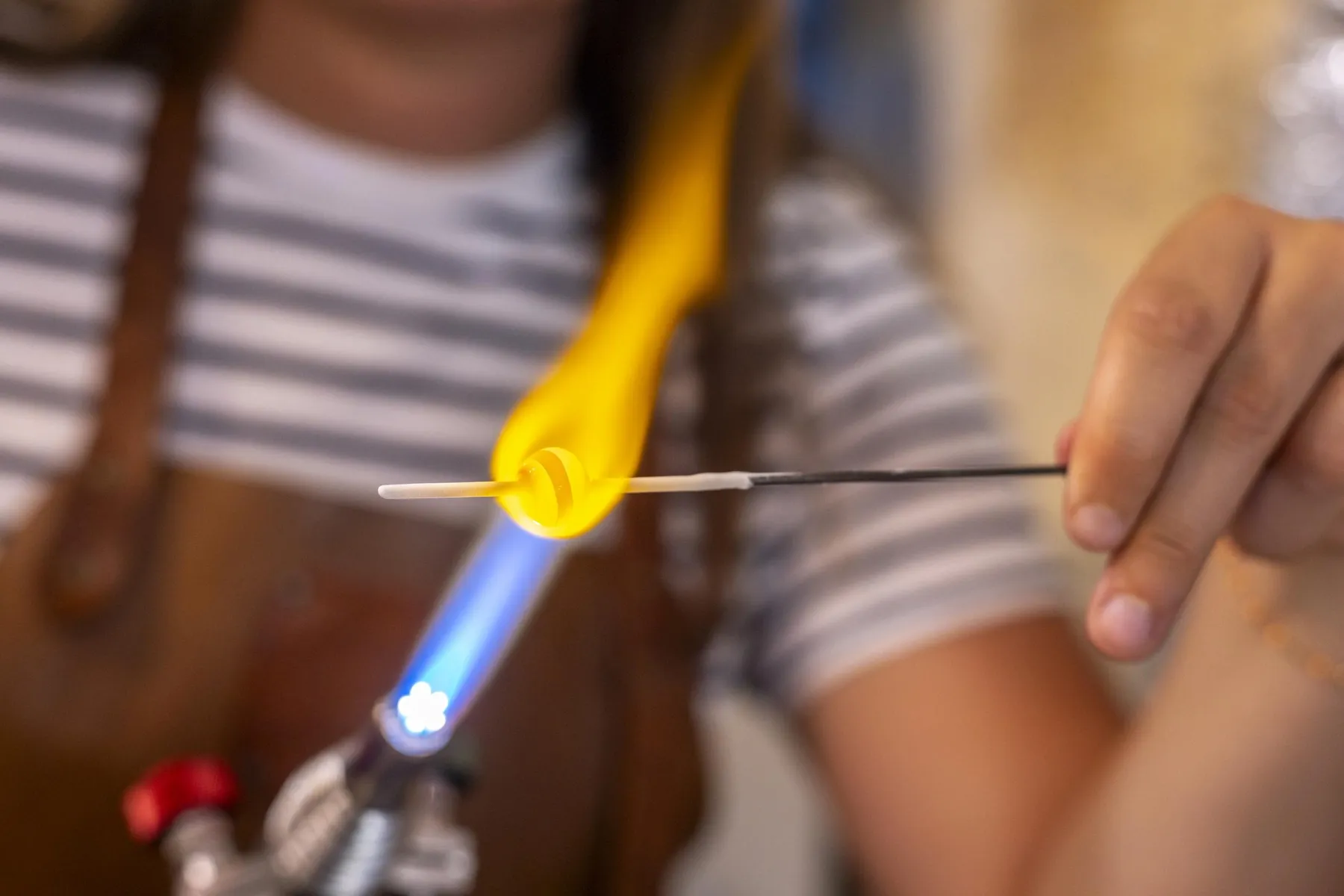 Fabriquez vos boucles d'oreilles en verre avec Armelle, à Bordeaux - Image n°2 - Wecandoo