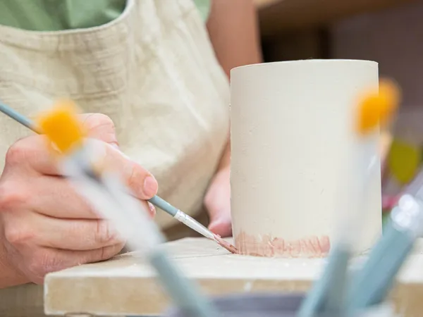 Modelez votre vase en porcelaine avec Esther, à Lyon - Image n°2 - Wecandoo