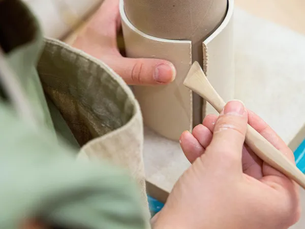 Modelez votre vase en porcelaine avec Esther, à Lyon - Image n°4 - Wecandoo