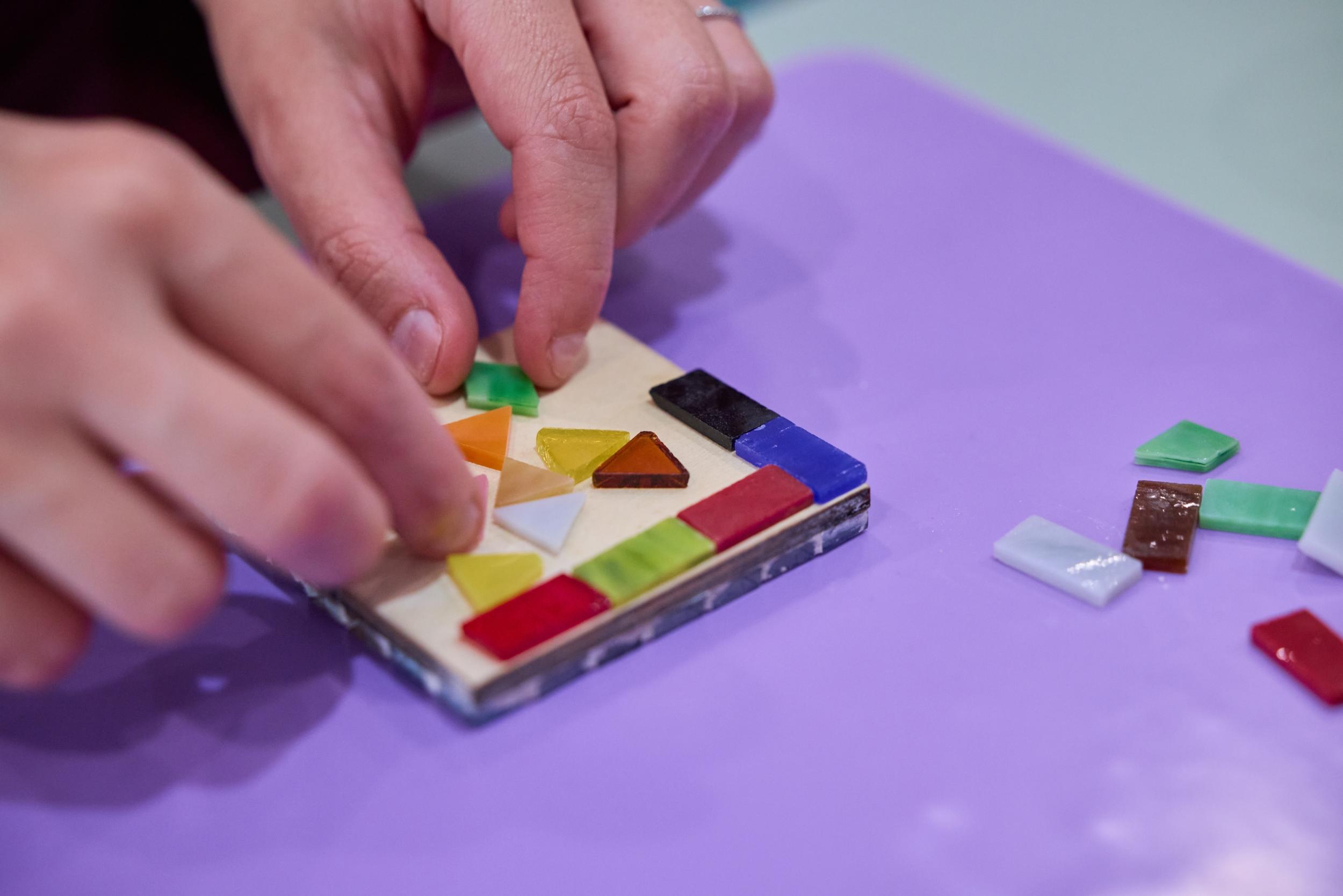 Réalisez deux dessous de verre en mosaïque autour d'un goûter avec Janis - Image n°7 - Wecandoo