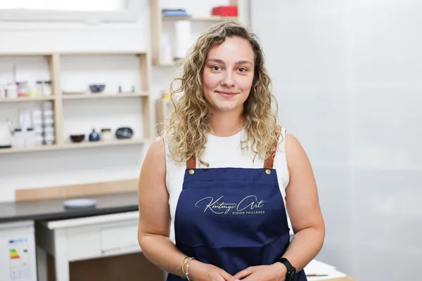 Chloé : Restauratrice d'objets d'art spécialisée en céramique et verre à Paris