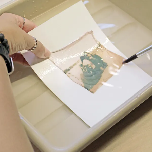 Découvrez une autre facette du Polaroid par l'émulsion lift avec Élodie - Image n°3 - Wecandoo