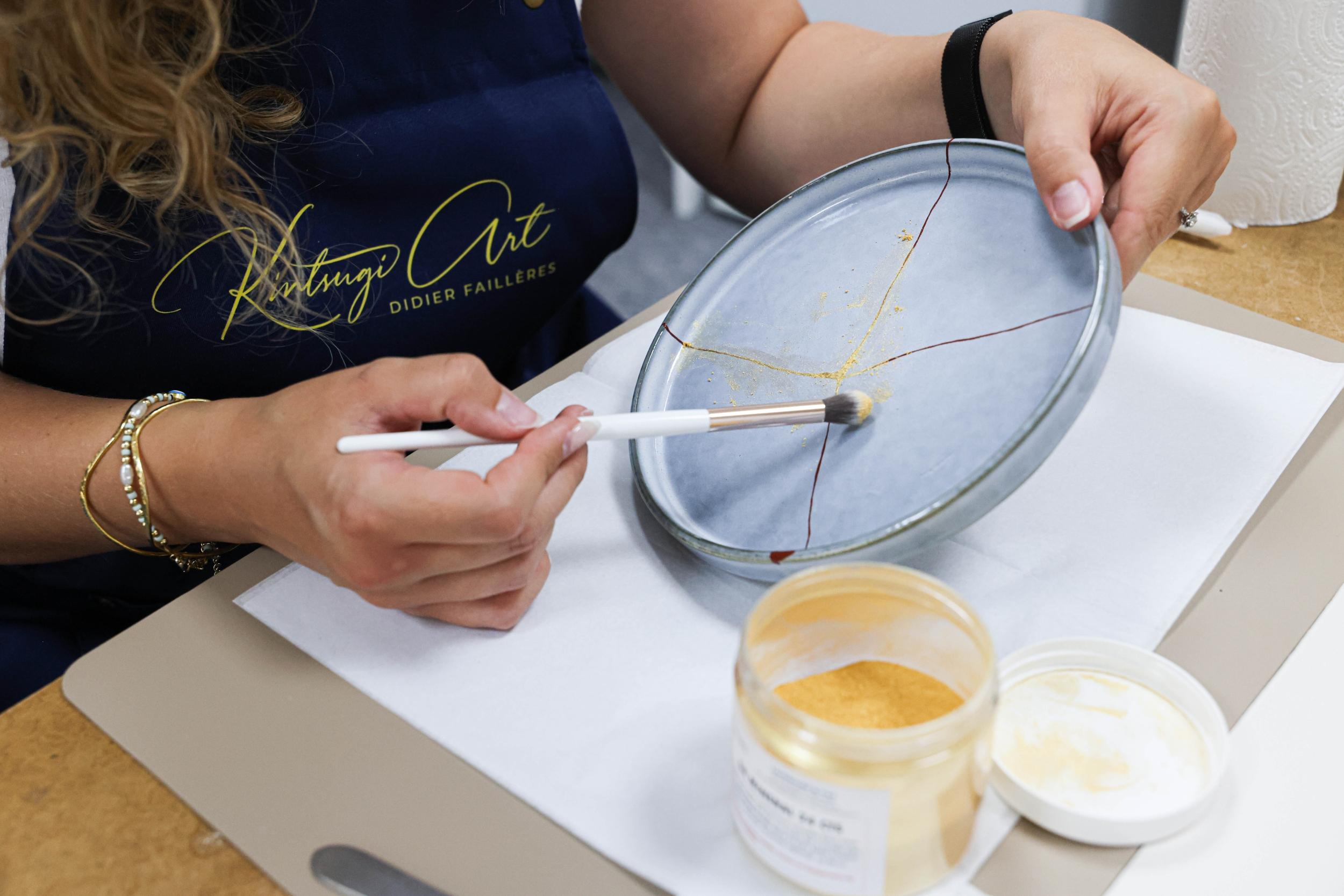 Découvrez le savoir-faire ancestral du kintsugi lors de quatre sessions avec Chloé - Image n°1 - Wecandoo