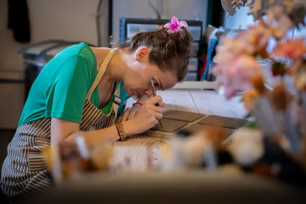 Réalisez vos carreaux gravés en céramique avec Mathilde - Image n°4 - Wecandoo