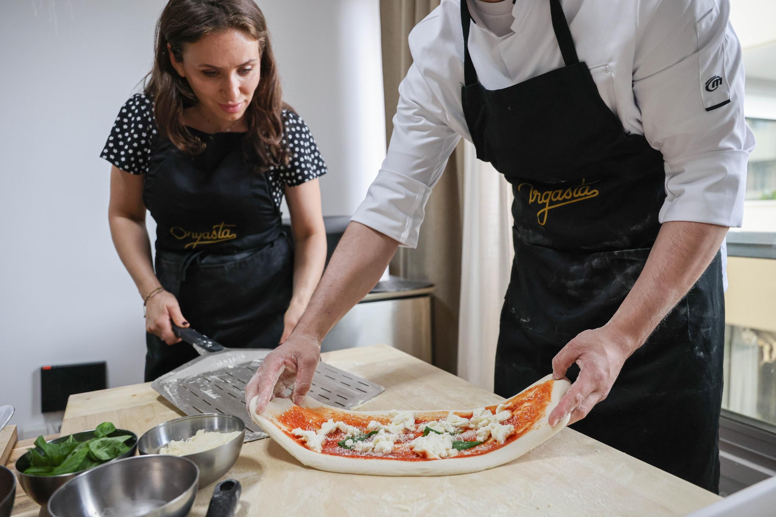 Réunissez votre équipe et réalisez votre authentique pizza napolitaine dans le Viaduc des Arts - Image n°2 - Wecandoo