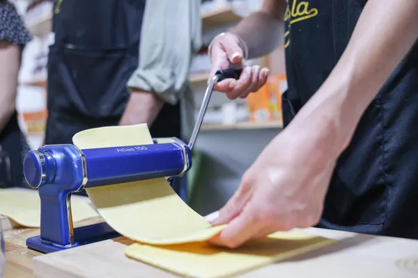 Cuisinez vos tagliatelles fraîches en équipe dans le Viaduc des Arts - Image n°2 - Wecandoo