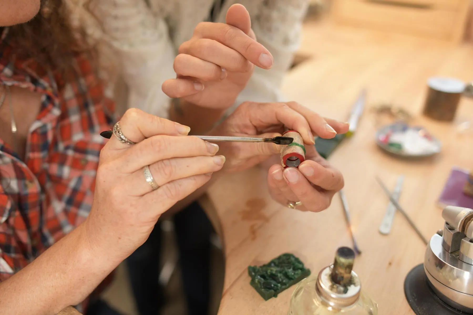 Fabriquez votre bague ou pendentif à la cire perdue avec Julie - Image n°4 - Wecandoo