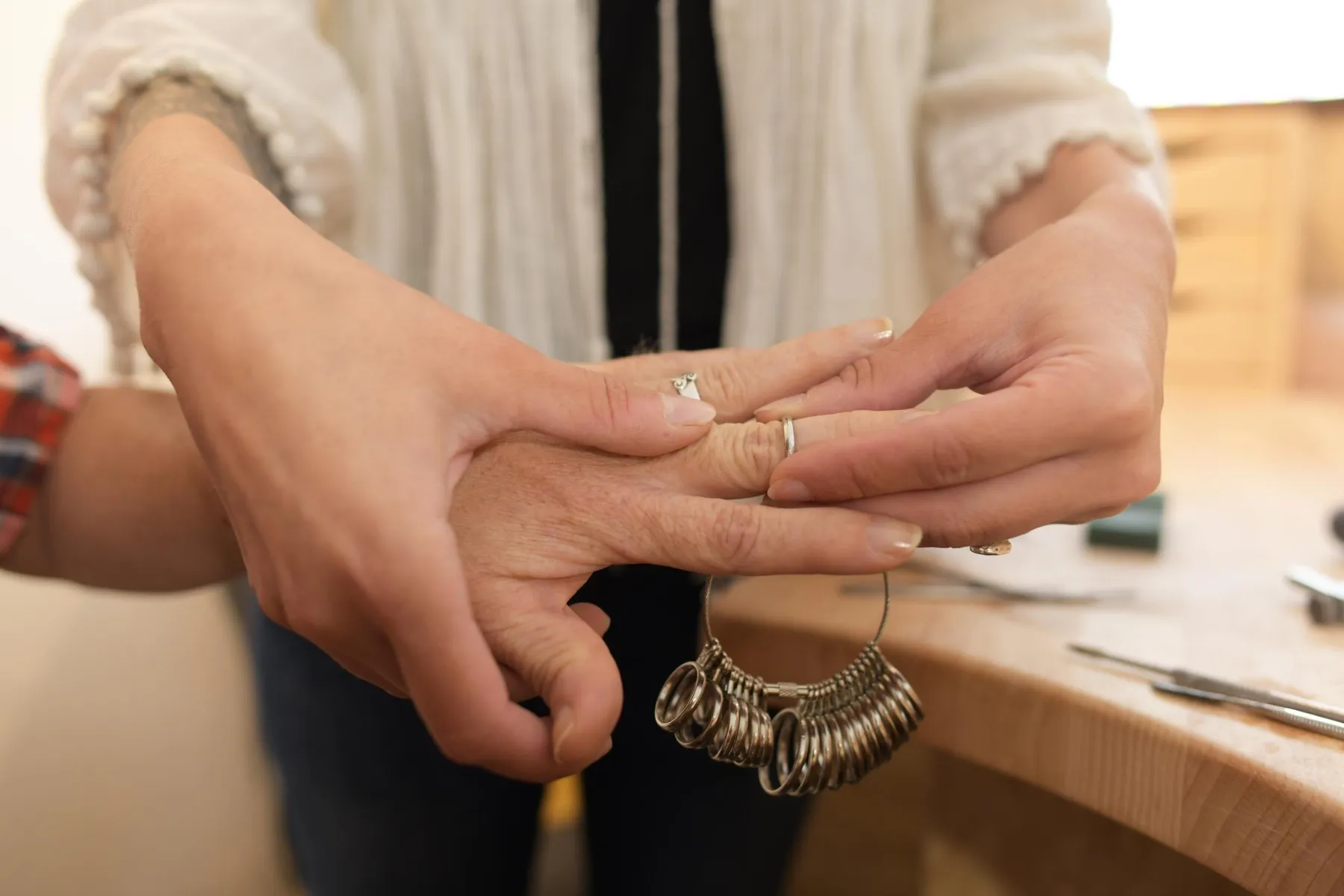 Fabriquez votre bague ou pendentif à la cire perdue avec Julie - Image n°3 - Wecandoo